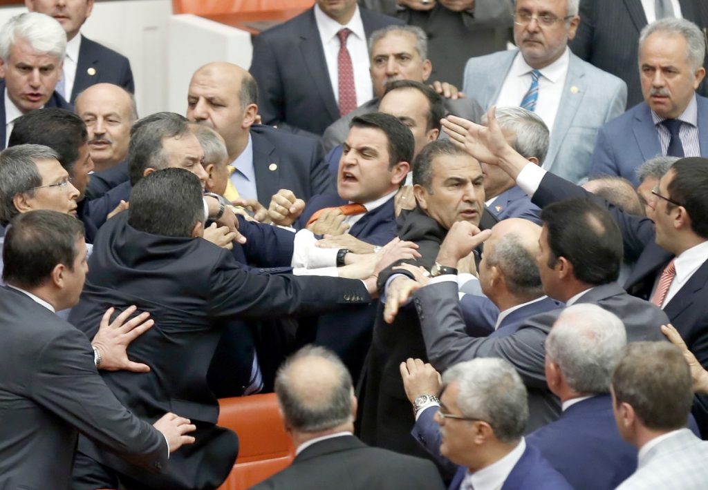 Pretep v turškem parlamentu leta 2014 (Foto: Profimedia)