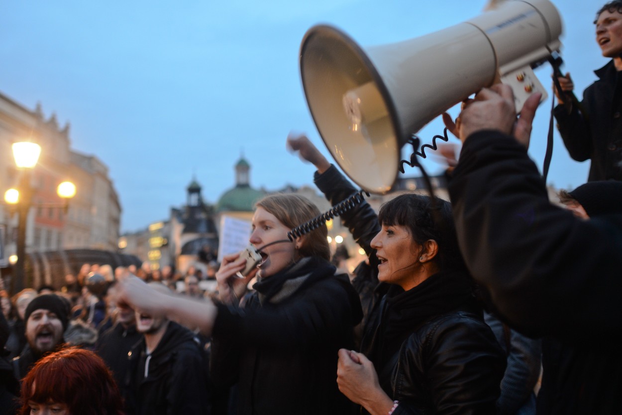 Poljakinje so se na masovnih protestih v Krakovu in Varšavi uprle vladnim pozivom h prepovedi splava (foto:Profimedia)