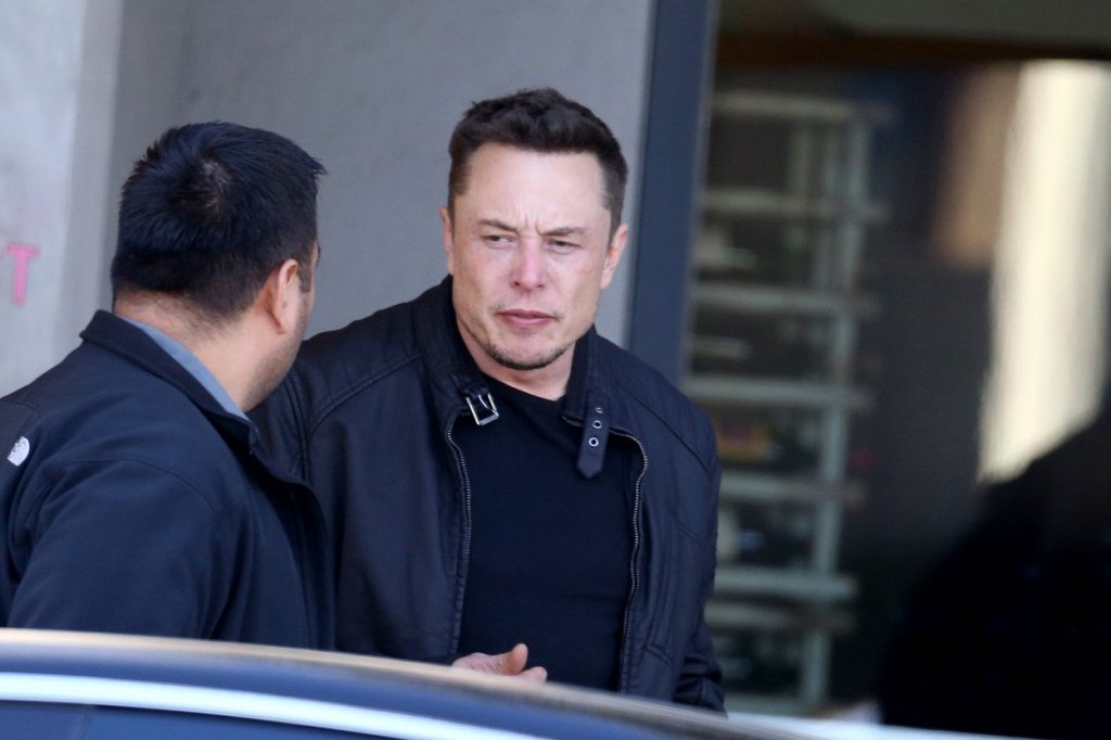 EXCLUSIVE: Former loves Elon Musk and Amber Heard kiss tenderly in LA. - Hudo Slovenija