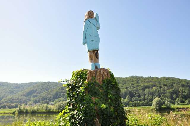 Melania Trump lesena skulptura