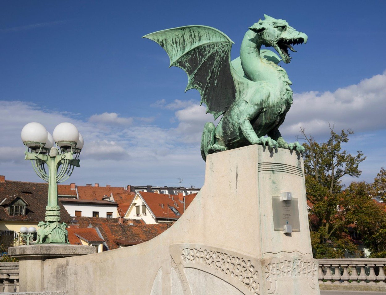 poškodovali več spomenikov v Ljubljani
