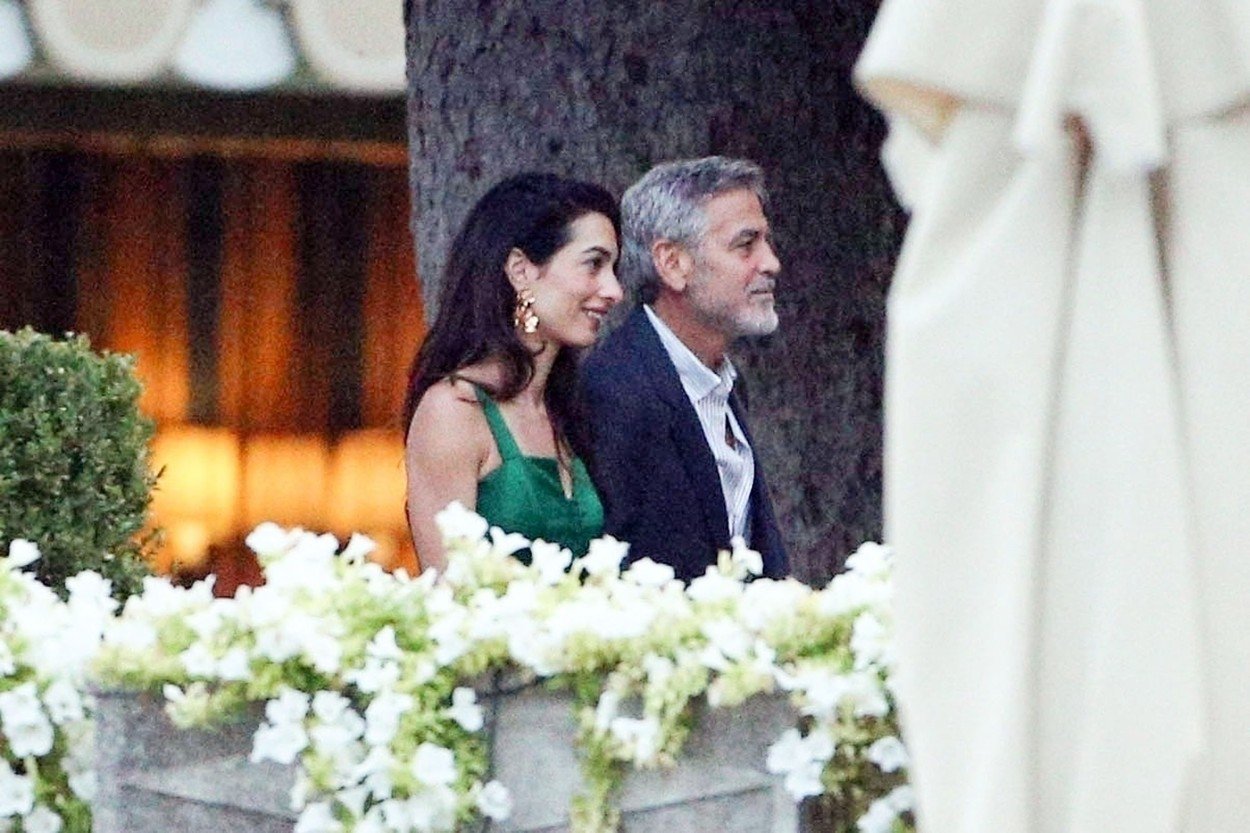 Amal Clooney v zeleni obleki 1