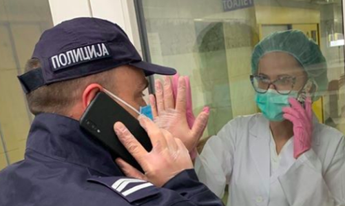 policist se poslavlja od svoje žene, ki je medicinska sestra