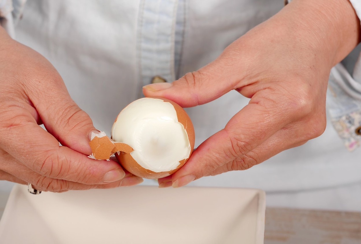 kako olupiti trdo kuhano jajce