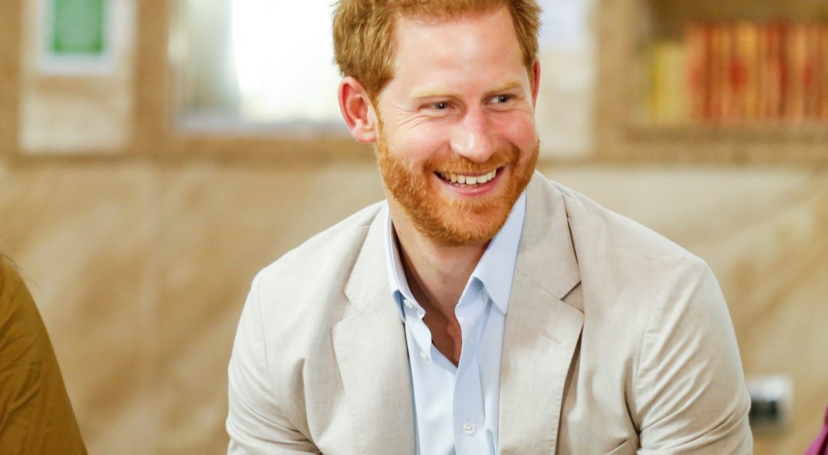 princ harry se vrača v veliko britanijo