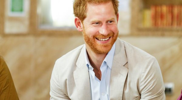 princ harry se vrača v veliko britanijo