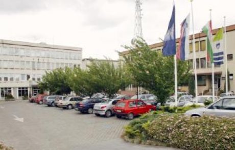 29-letnik divjal na dvorišču policijske postaje in poškodoval policista