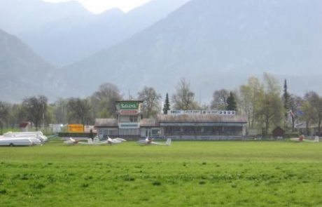 Ob letališču Lesce popoldne strmoglavilo jadralno letalo