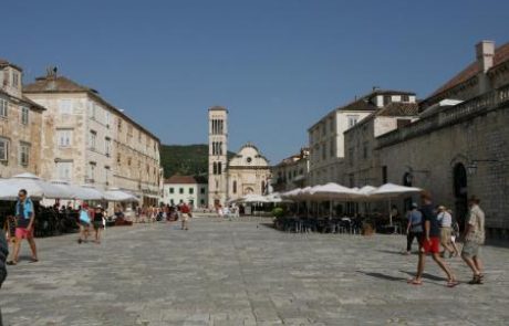 Turisti, pozor: Za sprehod brez majice na Hvaru kazen tudi do 500 evrov