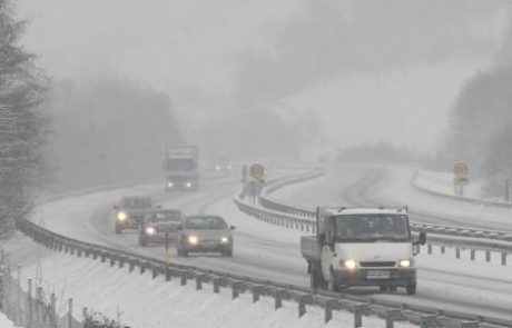 Led s tovornega vozila poškodoval voznika in potnika v osebnem avtomobilu