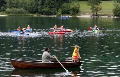 Rekreativni veslači znova izrazili nestrinjanje s plovbnim režimom na Bohinjskem jezeru