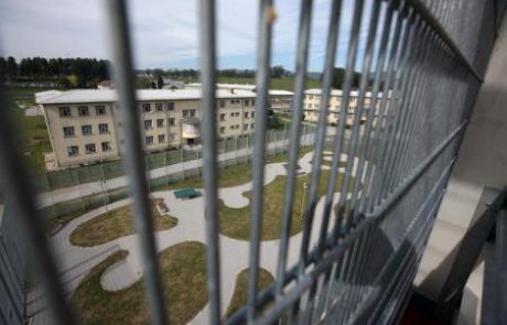 Prezasedenost v zaporih: Polovica obsojencev se vrne za rešetke