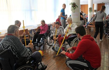 “Še na moža se komaj navadiš, kaj šele na cimra”