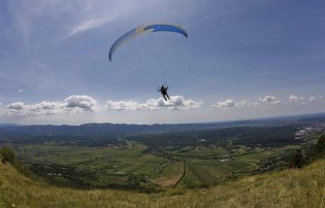 28-letni nemški jadralni padalec hudo poškodovan pri Bovcu