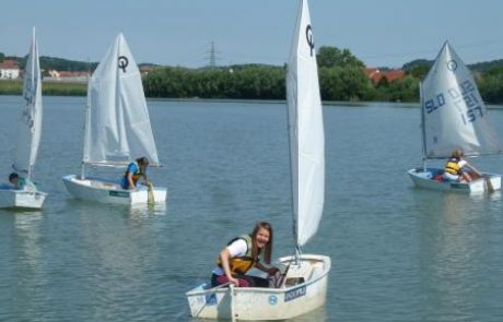 Jezero povezuje sosednji občini