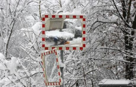 Burja in nanosi snega že povzročajo težave v prometu