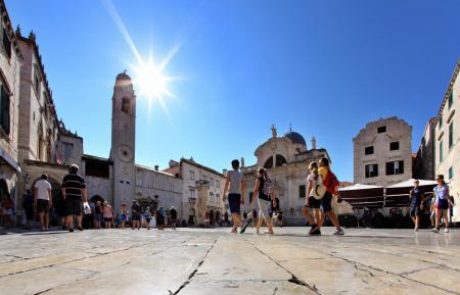 V Dubrovniku denarne kazni za ljudi v kopalkah