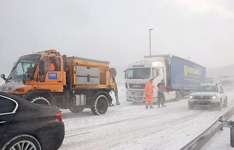 Burja dvigala snežno zaveso in nosila sneg na avtocesto