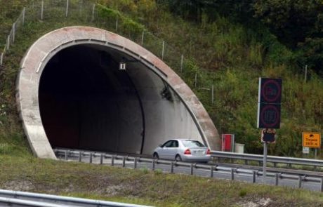 V predoru Trojane zagorel tovornjak, promet preusmerjen