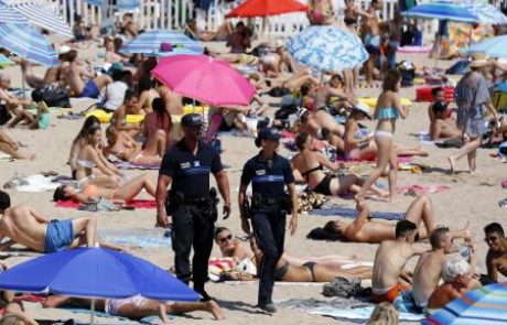 Italijanski imam s fotografijo redovnic na plaži sprožil burne odzive