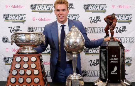 McDavid zmagovalec nagrad NHL, vratar prvakov se seli k novincem v Vegas