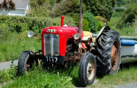 V okolici Metlike traktor čez vinogradnika, v Šentjerneju pa s ceste