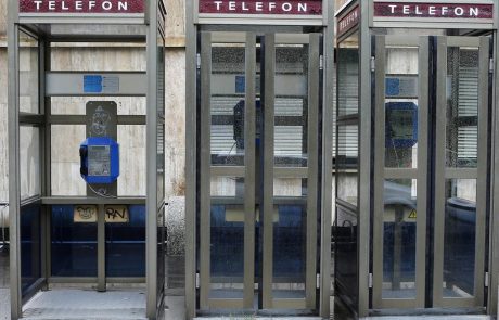 Odstotek Slovencev še vedno uporablja telefonske govorilnice