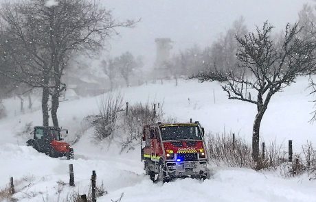 Gasilci skozi metrske zamete do bolnika