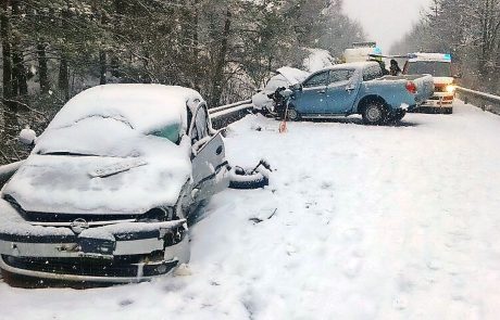 Trije razbiti avti v snegu