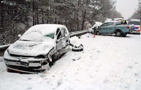 Trčil v avta in odtrgal ograjo