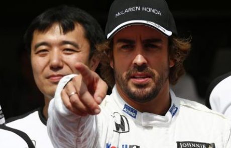 Alonso vztraja tudi po zaslugi Valentina Rossija