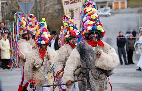 V ospredju etnološke maske