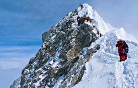 Everest letos terjal že deset žrtev, tokrat našli štiri mrtve alpiniste