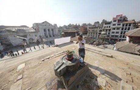 Leto dni po rušilnem potresu v Nepalu milijoni še vedno brez strehe nad glave