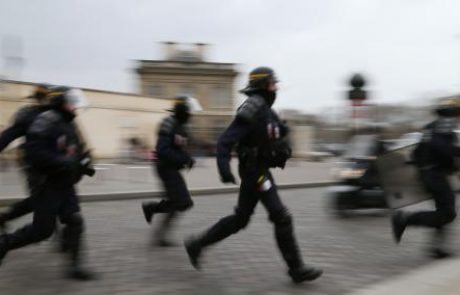 [VIDEO] Nasilni protesti v Franciji: Ranjenih 24 policistov, trije huje