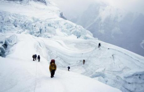 Na Everestu umrl plezalec, dva pogrešajo