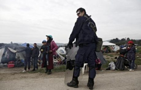 Policija blokirala begunsko taborišče Idomeni in poziva begunce, naj ga zapustijo