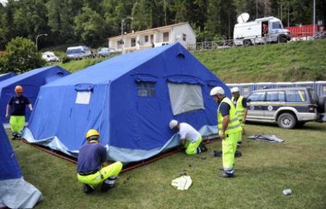 Reševalci po potresu v Italiji še vedno iščejo morebitne preživele