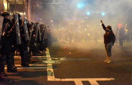 FOTO: V ameriškem mestu Charlotte po dveh dneh nasilja izredne razmere