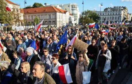 Več deset tisoč ljudi na protivladnih protestih v Varšavi