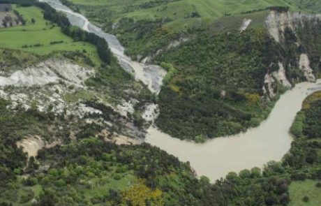 Na Novi Zelandiji po potresu evakuirajo turiste, tla se še tresejo