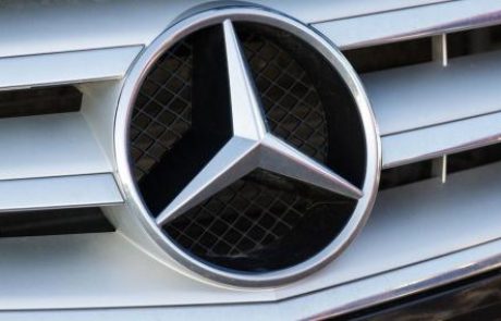 Ste ga videli? Z mercedesom zbil peško in pobegnil