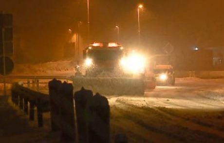 [VIDEO] Posipali, že preden je začelo snežiti. Zmeda v prometu zaradi neustrezne opreme