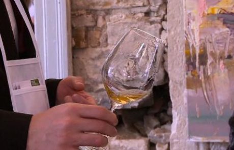 [VIDEO] V Izoli uživali ob okušanju oranžnih vin