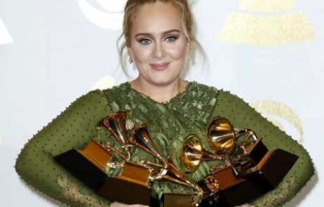 Grammyje za album, pesem in posnetek leta osvojila Adele