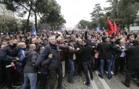 V Albaniji več tisoč ljudi zahtevalo odstop vlade