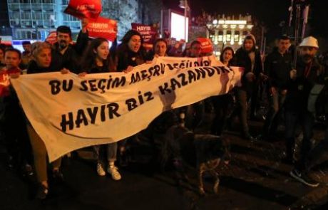 V Istanbulu po referendumu na ulicah tisoči protestnikov