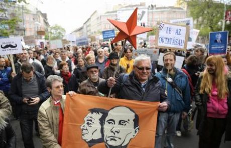 (FOTO) Protestniki v Budimpešti z ironijo nad Orbanovo politiko