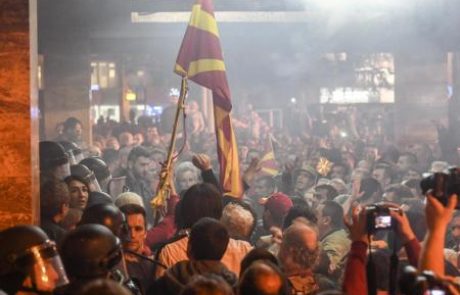 FOTO: V protestih v Makedoniji poškodovanih najmanj 77 ljudi