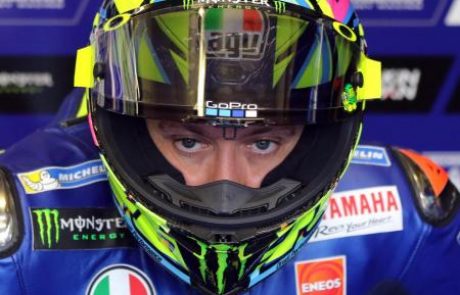 Rossi po padcu na motokrosu noč preživel v bolnišnici